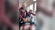 Ragazzi giovani che scopano vestiti da Spiderman