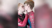 Ragazzi giovani che scopano vestiti da Spiderman