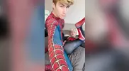 Ragazzi giovani che scopano vestiti da Spiderman
