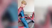 Ragazzi giovani che scopano vestiti da Spiderman