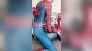 Ragazzi giovani che scopano vestiti da Spiderman
