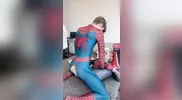Ragazzi giovani che scopano vestiti da Spiderman