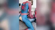 Ragazzi giovani che scopano vestiti da Spiderman