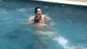 Ryan Andrews, Oliver Youngblood, Helix Levin - Juego junto a la piscina