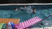 Ryan Andrews, Oliver Youngblood, Helix Levin - Juego junto a la piscina
