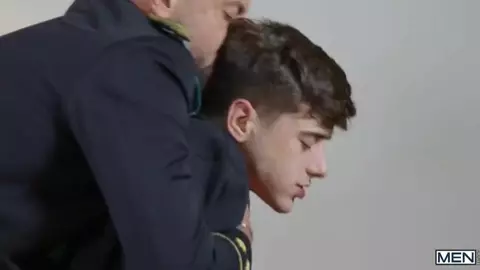 Sir Peter baise Joey Mills