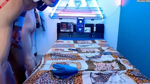 Coppia di twink camboy super hot con un amico