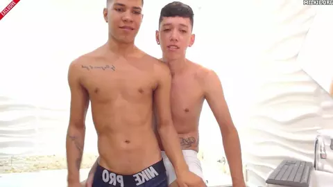 Couple de camboys lovers bien chauds