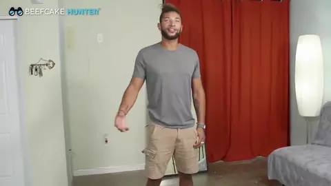 Der verschwitzte Leonard lässt sich die Nippel lecken