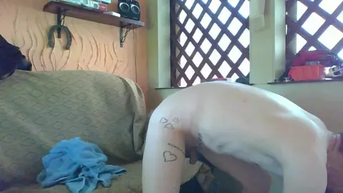 Ich rasiere meine Beine und meinen Arsch