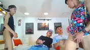 Show porno de grupo de twinks latinos muy calientes