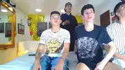 Porno-Gruppenorgie mit latino Camboys 2