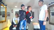 Grande orgia pornô em grupo com twinks latinos camboys