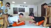 Grande orgia pornô em grupo com twinks latinos camboys