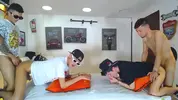 Grande orgia pornô em grupo com twinks latinos camboys