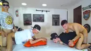 Grande orgia pornô em grupo com twinks latinos camboys