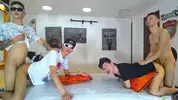 Grande orgia pornô em grupo com twinks latinos camboys
