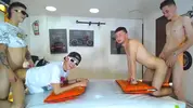 Grande orgia pornô em grupo com twinks latinos camboys