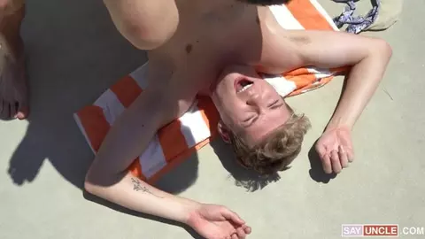 La blondasse bien salope se fait démonter par Taylor Reign & Jack Bailey