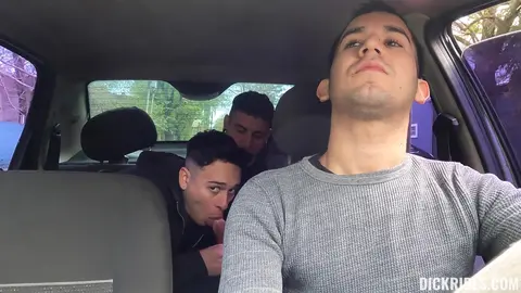 Leo Blue, Dimitri Star e Luca Libra – voyeurismo pela traseira