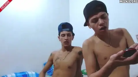 Heißes Twinsk-Twink-Camboy-Paar auf Tube