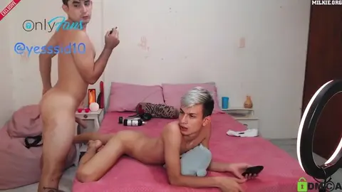 Couple d'amis-amants bien chauds DavidTwoMen