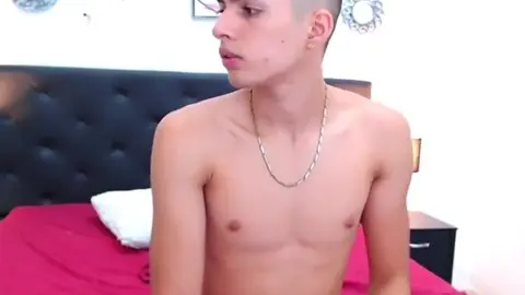 Pareja de twinks súper calientes - PipeLouis