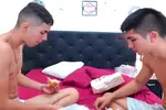 Pareja de twinks súper calientes - PipeLouis