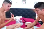 Pareja de twinks súper calientes - PipeLouis