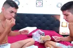 Pareja de twinks súper calientes - PipeLouis