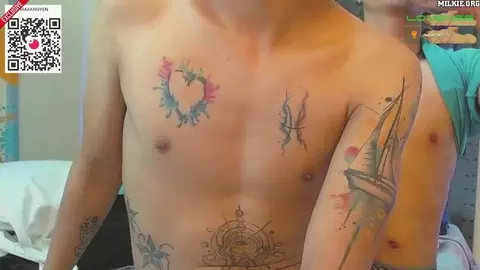 Pareja porno de twinks latinos muy calientes en cámara