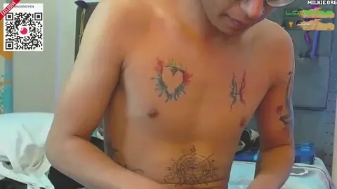 Pareja porno de twinks latinos muy calientes en cámara