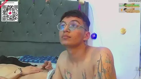 Casal pornô de twinks latinos bem quentes na webcam