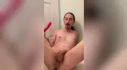 Glenn nimmt sich einen rosa Dildo