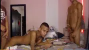 Trío porno con twinks latinos