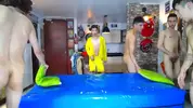 Orgía en grupo de twinks latinos bien calientes