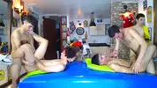 Orgía en grupo de twinks latinos bien calientes