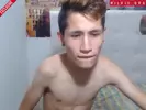 Pareja de twinks calientes entre amigos en cam