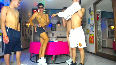 Show porno sexy di twink latini G4Mens in gruppo