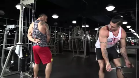 Daddies safados e quentes na academia