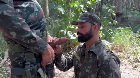 Le soldat flanche et le sergent le remet en place