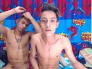Pareja de twinks novios camboys con dos pollas grandes en cam