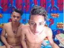 Pareja de twinks novios camboys con dos pollas grandes en cam