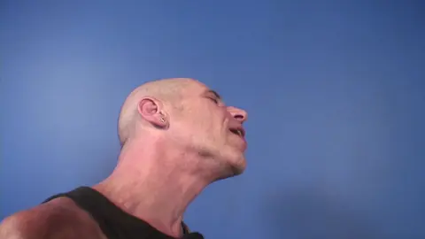 Junger Latino nimmt Selbstverteidigungskurs bei einem sportlichen Daddy