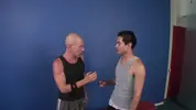 Junger Latino nimmt Selbstverteidigungskurs bei einem sportlichen Daddy