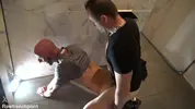 Sexuelle Demütigung mit älteren Kerlen auf öffentlichen Toiletten
