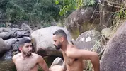 Chico curioso de Alagoas tomando polla en la cascada