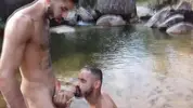 Chico curioso de Alagoas tomando polla en la cascada