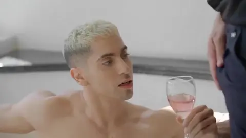 Meu colega de quarto gostoso adora ficar me olhando