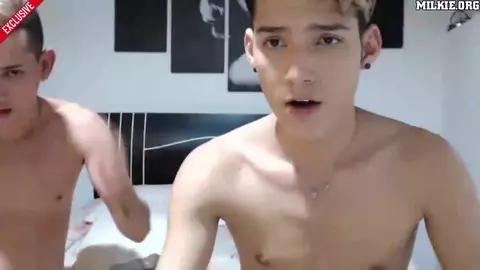 Pareja de camboys twinks muy caliente en show sexy